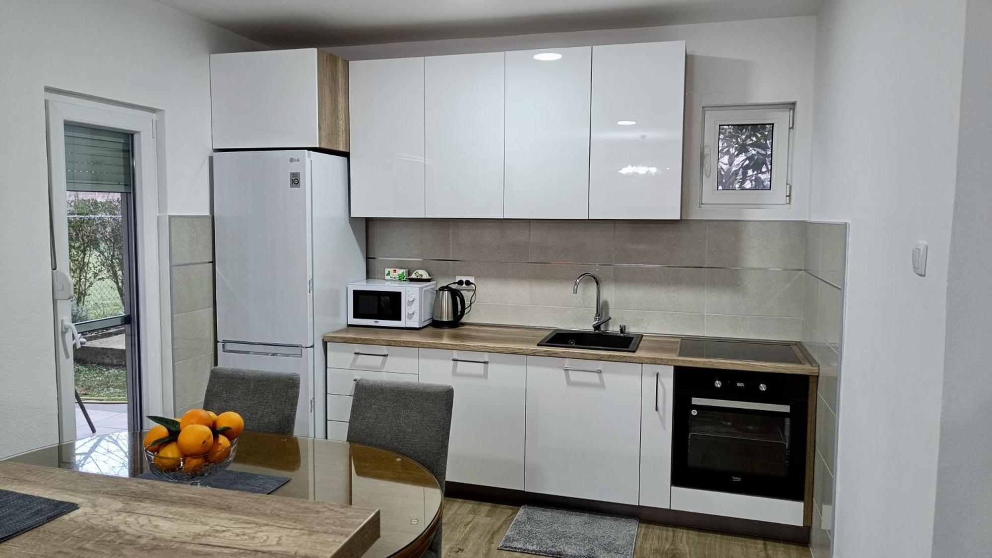 Entire House Floor - 2-Bedroom Cozy & Peaceful Apartment 포드고리차 외부 사진