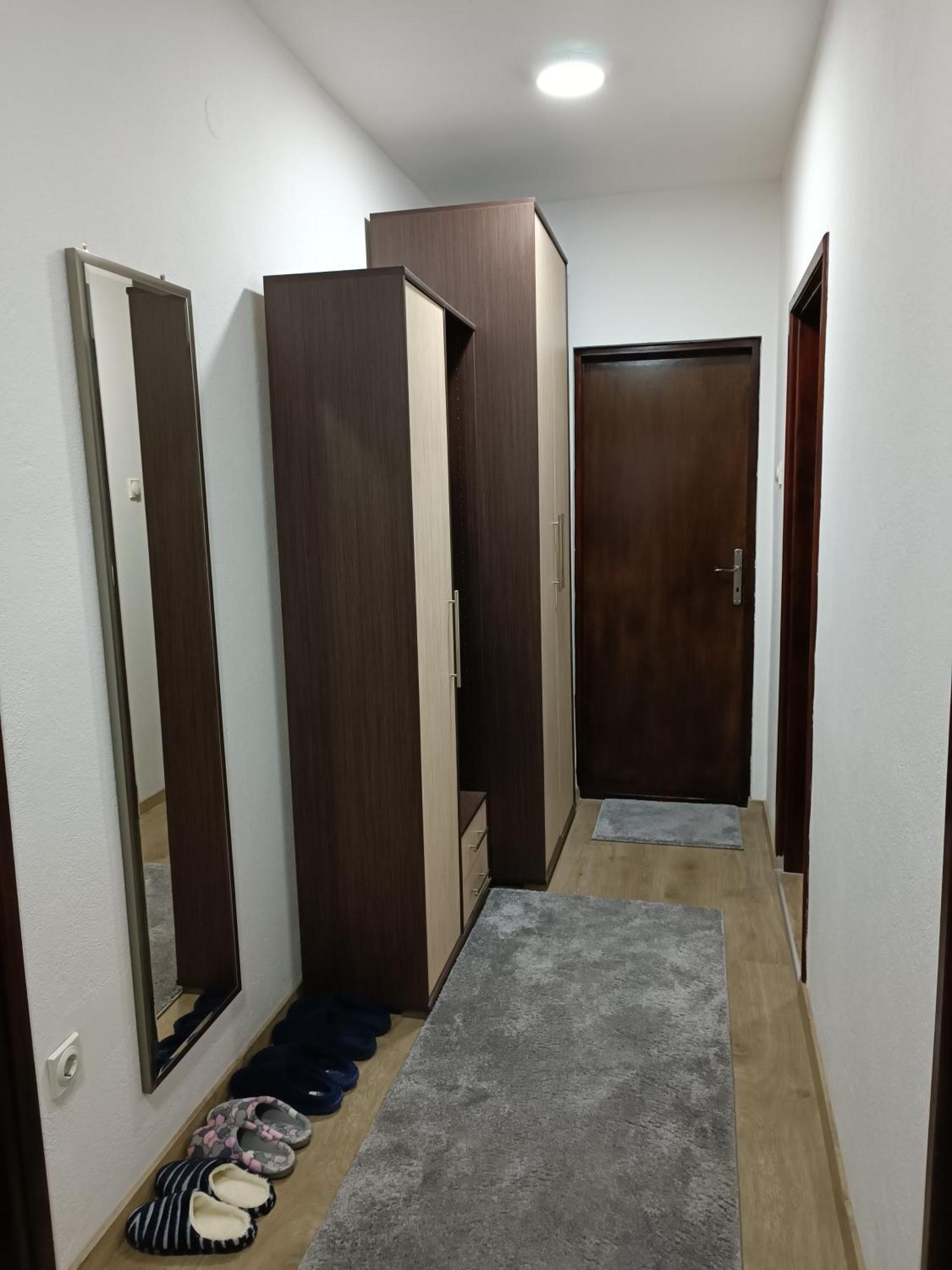 Entire House Floor - 2-Bedroom Cozy & Peaceful Apartment 포드고리차 외부 사진