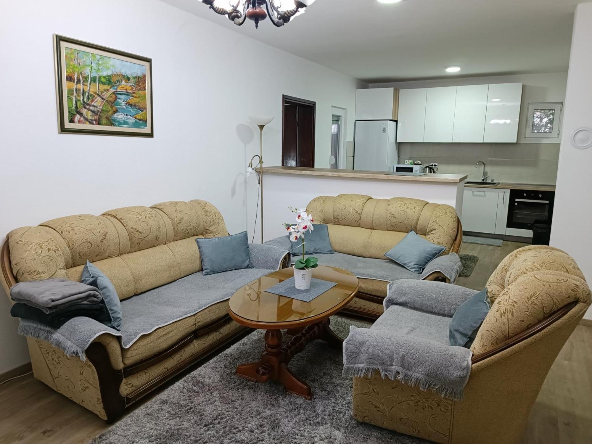 Entire House Floor - 2-Bedroom Cozy & Peaceful Apartment 포드고리차 외부 사진