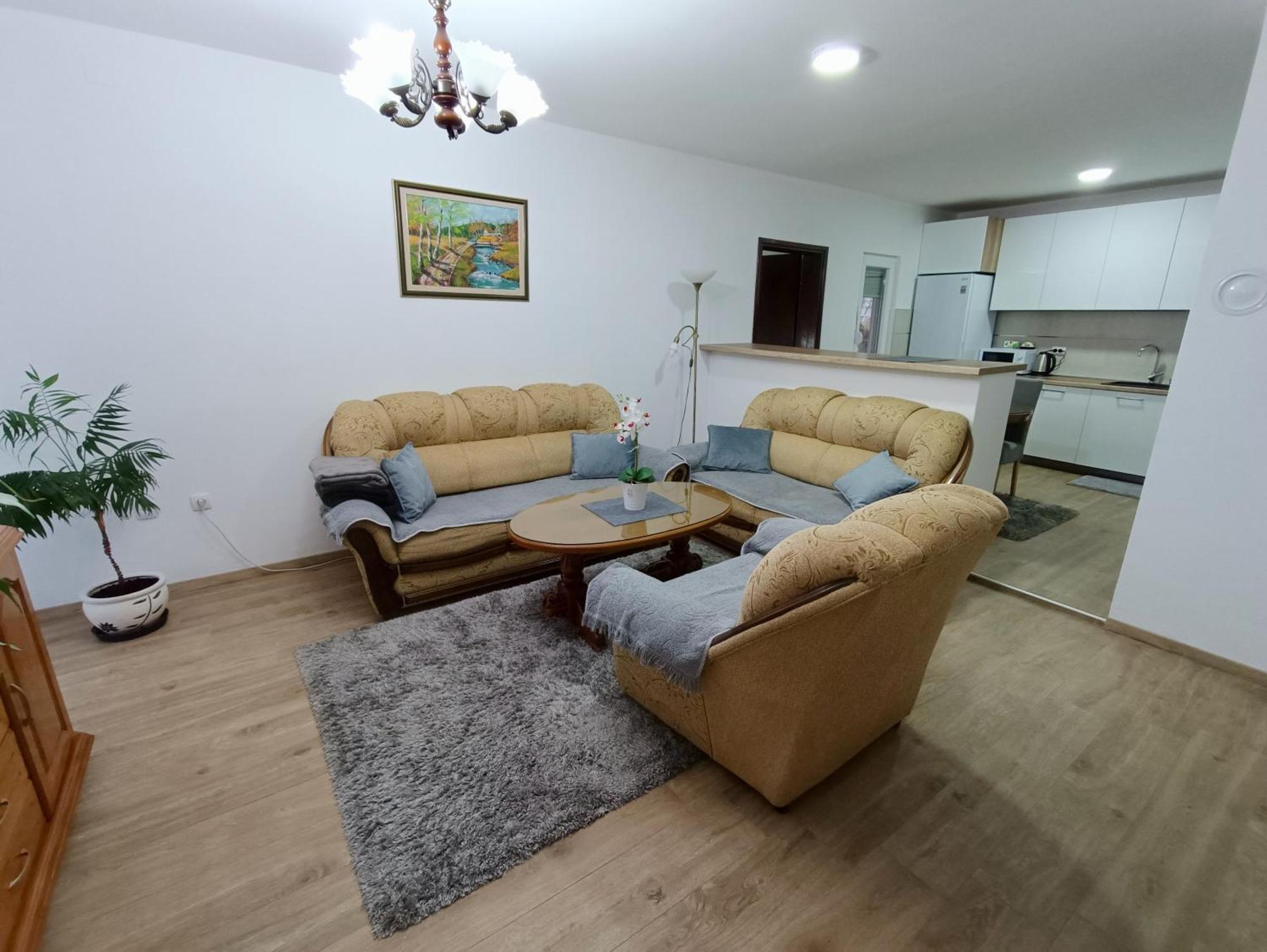 Entire House Floor - 2-Bedroom Cozy & Peaceful Apartment 포드고리차 외부 사진