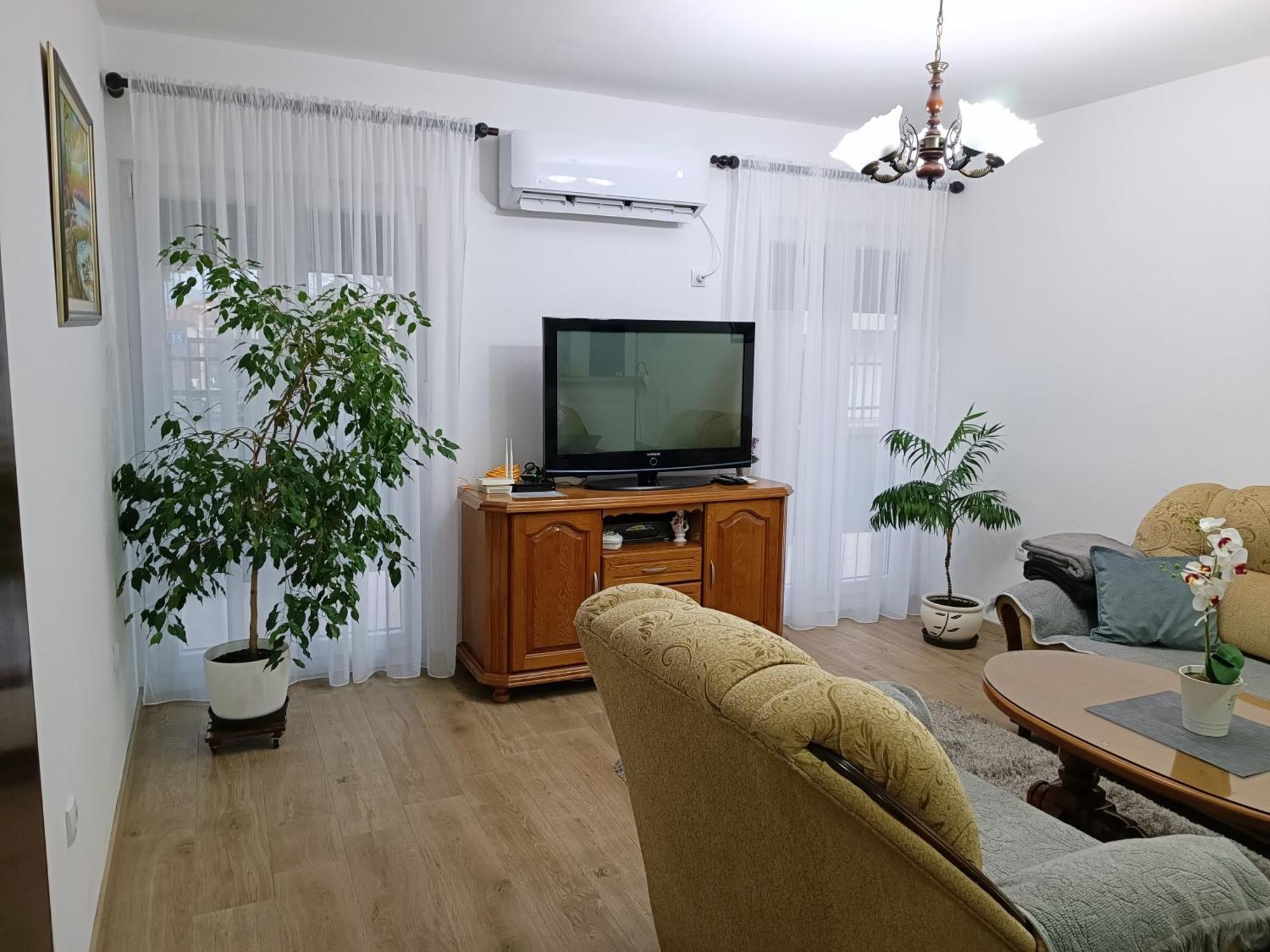 Entire House Floor - 2-Bedroom Cozy & Peaceful Apartment 포드고리차 외부 사진