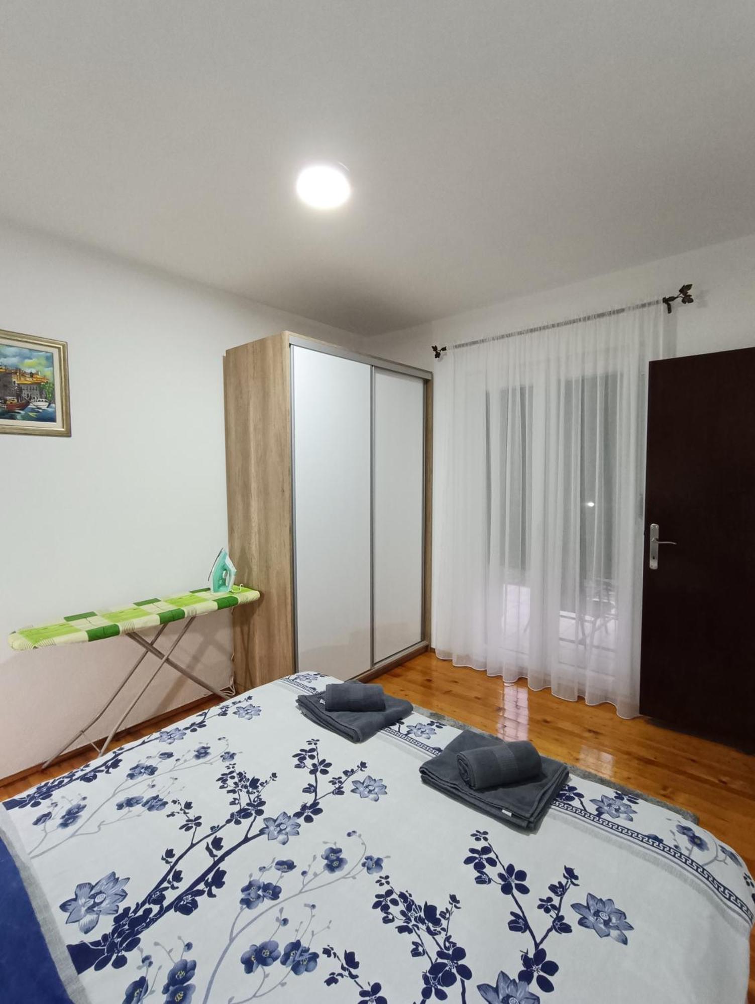 Entire House Floor - 2-Bedroom Cozy & Peaceful Apartment 포드고리차 외부 사진