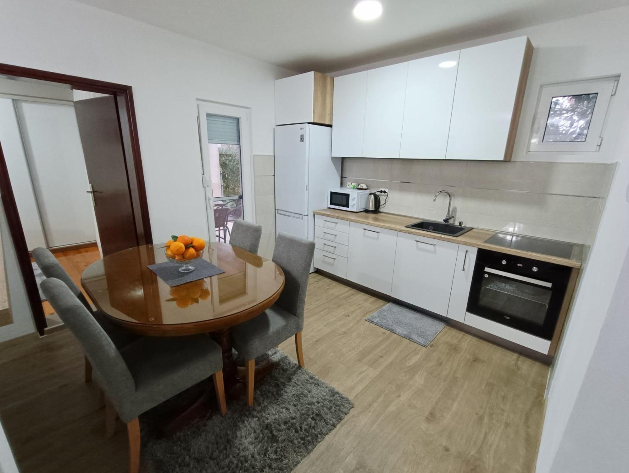 Entire House Floor - 2-Bedroom Cozy & Peaceful Apartment 포드고리차 외부 사진