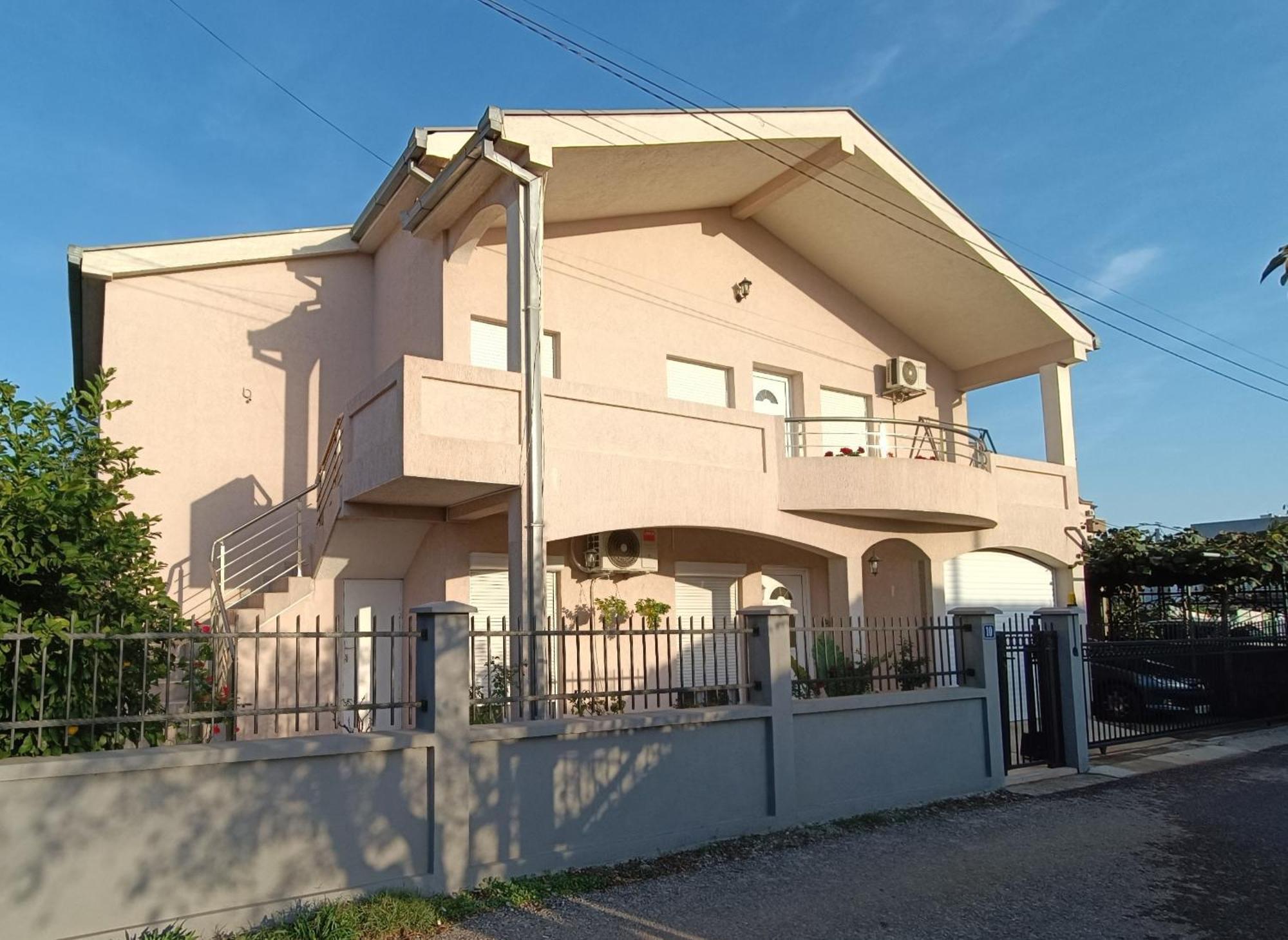 Entire House Floor - 2-Bedroom Cozy & Peaceful Apartment 포드고리차 외부 사진